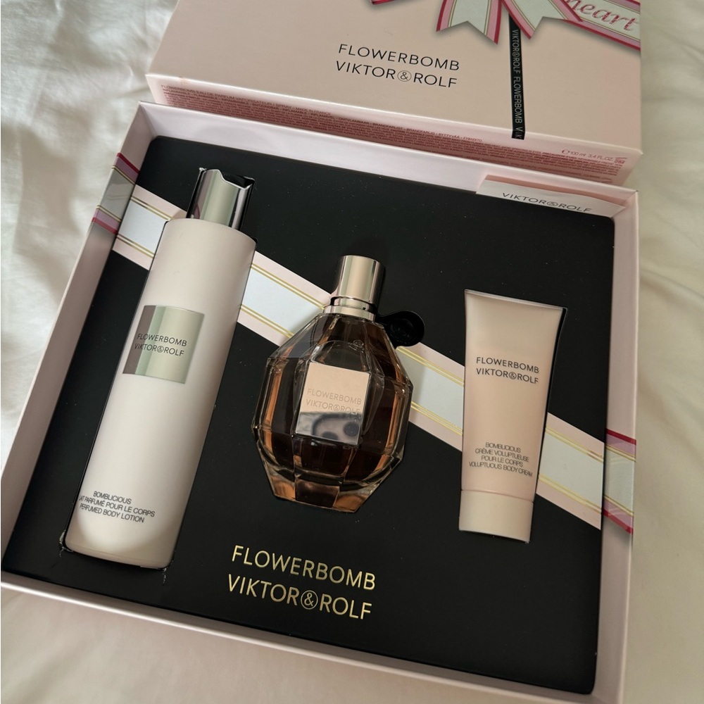 BRAND NEW, NEVER USED/OPENED — FLOWERBOMB EAU DE PARFUM 3-PIECE GIFT SET